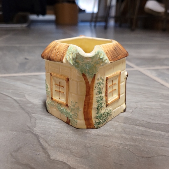 1940s Keele street pottery Creamer - Picture 2 of 9